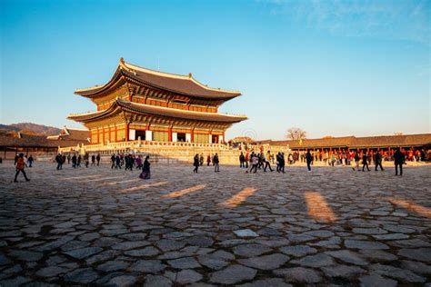 “Il Palazzo di Gyeongbokgung! Uno Studio Intricato dell’Architettura Tradizionale Coreana”