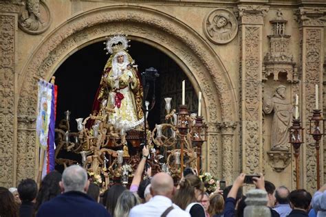 La Procesión de la Virgen del Rosario!  Un Esplendido Esempio di Pittura Religiosa Colombiana e un Ritratto Vivente della Vita Quotidiana