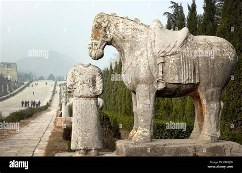 Il Mausoleo di Qianling: Una Danza Eterna di Pietra e Luce!