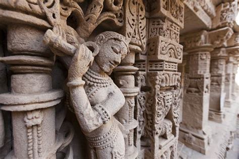  Rani ki Vav: Un Maestoso Spettacolo di Simbolismo e Intricata Scultura